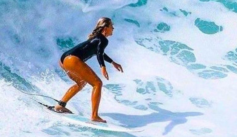 Diana okyanusta surf yapıyor