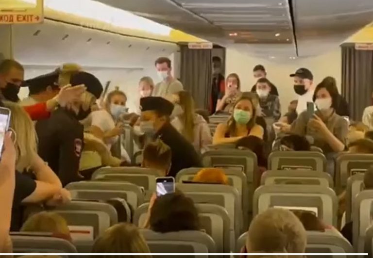 Moskova’dan Antalya’ya uçan yolcu maske nedeniyle uçaktan çıkarıldı