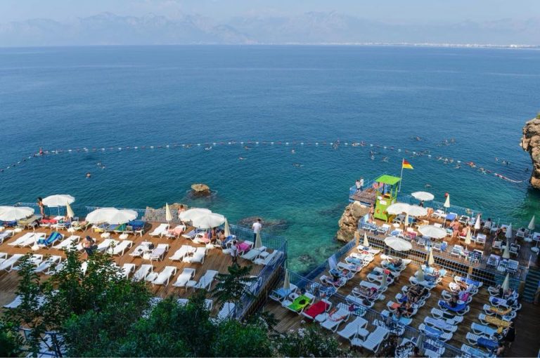 Antalya’da bir otelde yaşanan ilginç misafir turistleri şaşırttı.